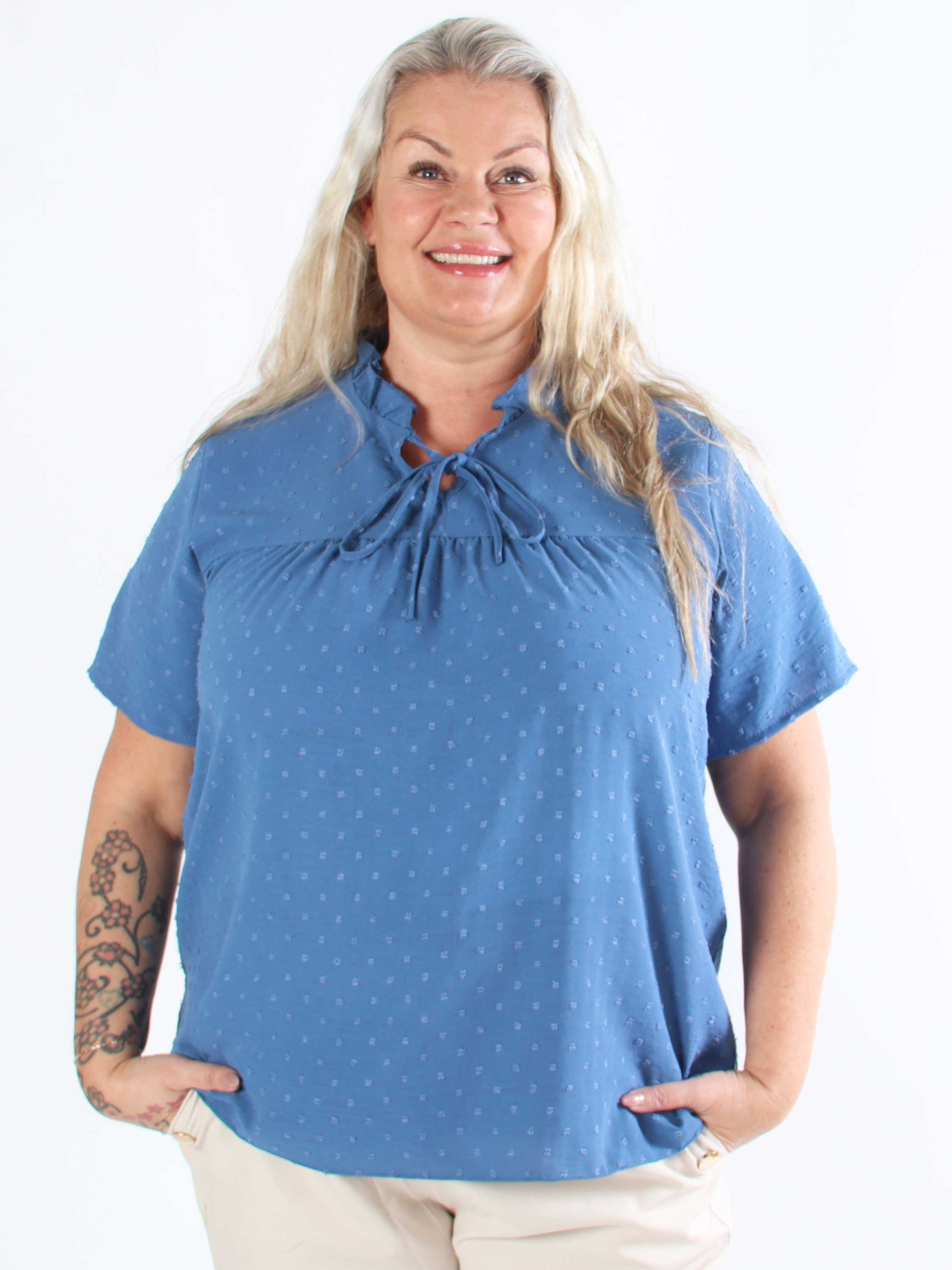 Bloom - Sød plus size tunika med flæsekant og sløjfe